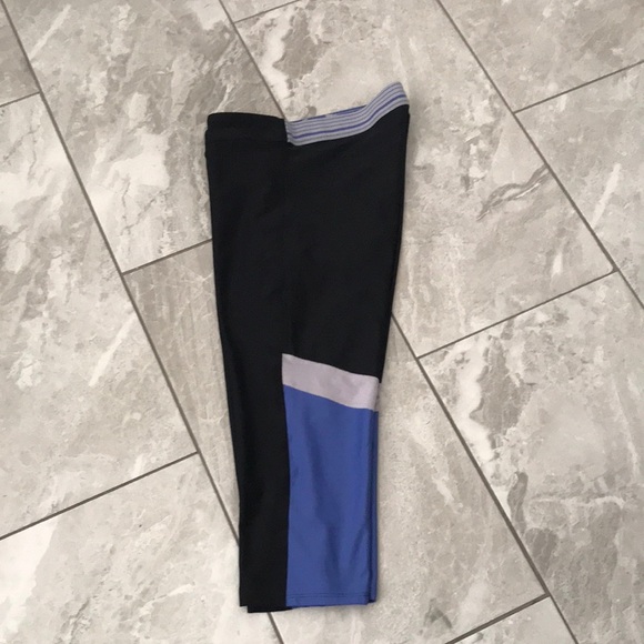 UNDER ARMOUR Women Pilates / Activewear Cropped Legging’s | L - Picture 1 of 9